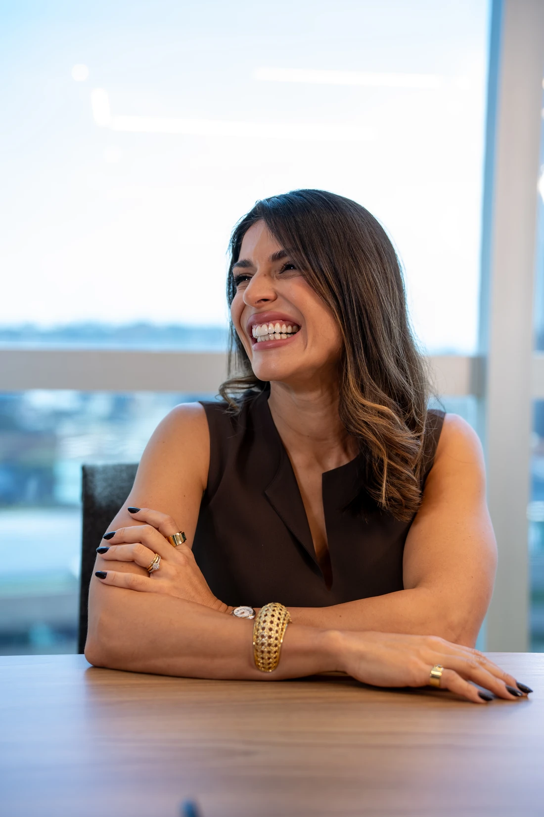 Talita Marques sentada à mesa no escritório