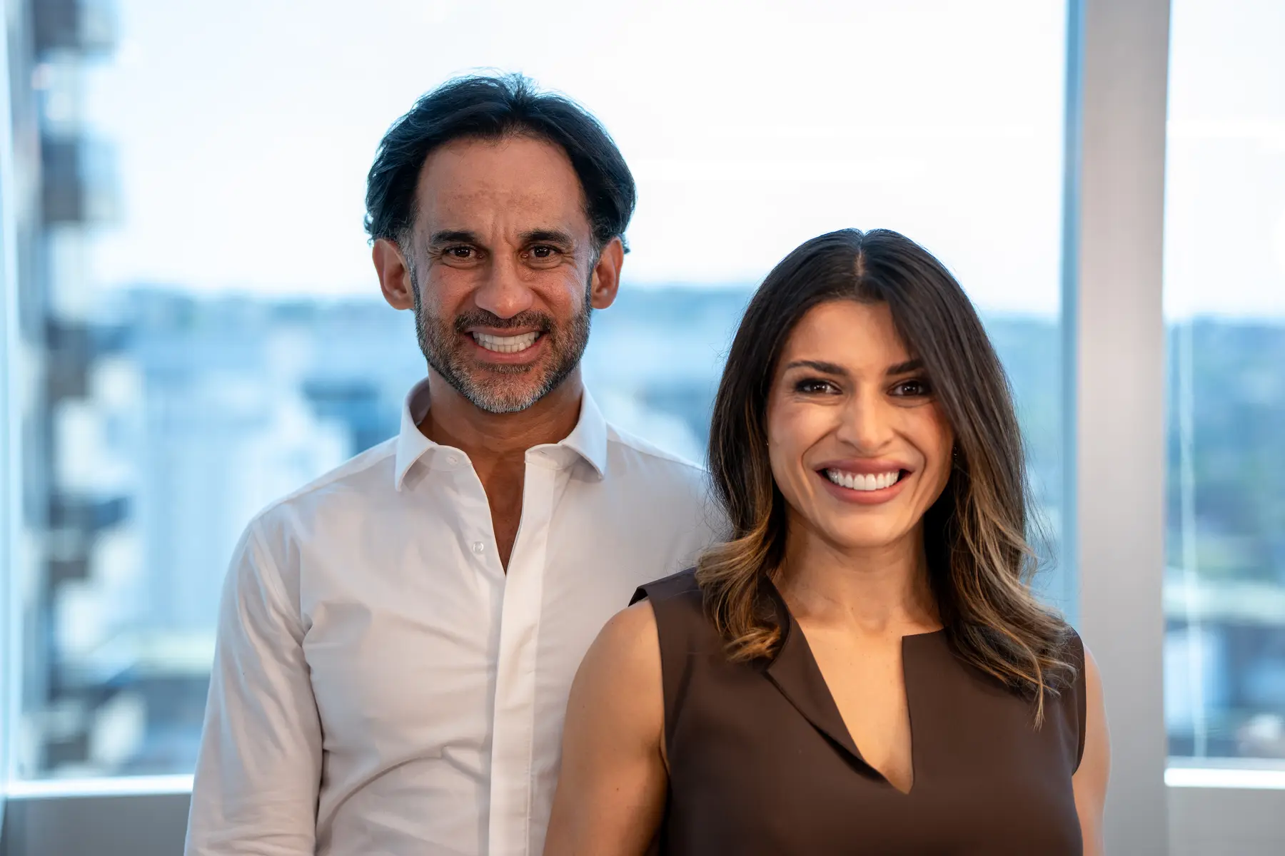 Wagner Araújo e Talita Marques juntos no escritório